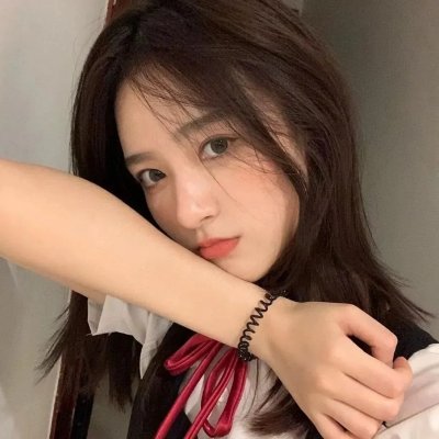 戴流苏耳环的少女